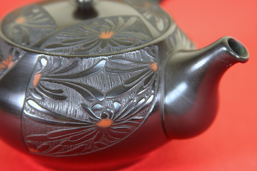 Tokoname Black Chrysanthemum Teapot - Image 3