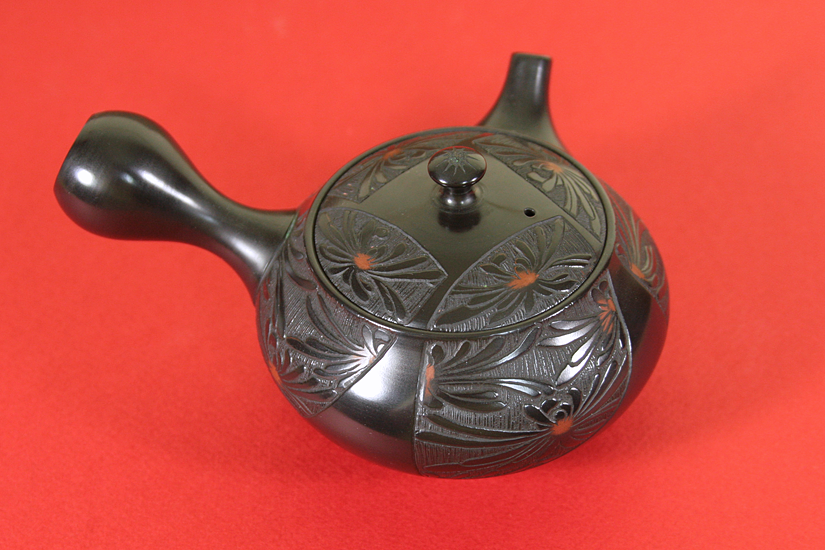 Tokoname Black Chrysanthemum Teapot - Image 4